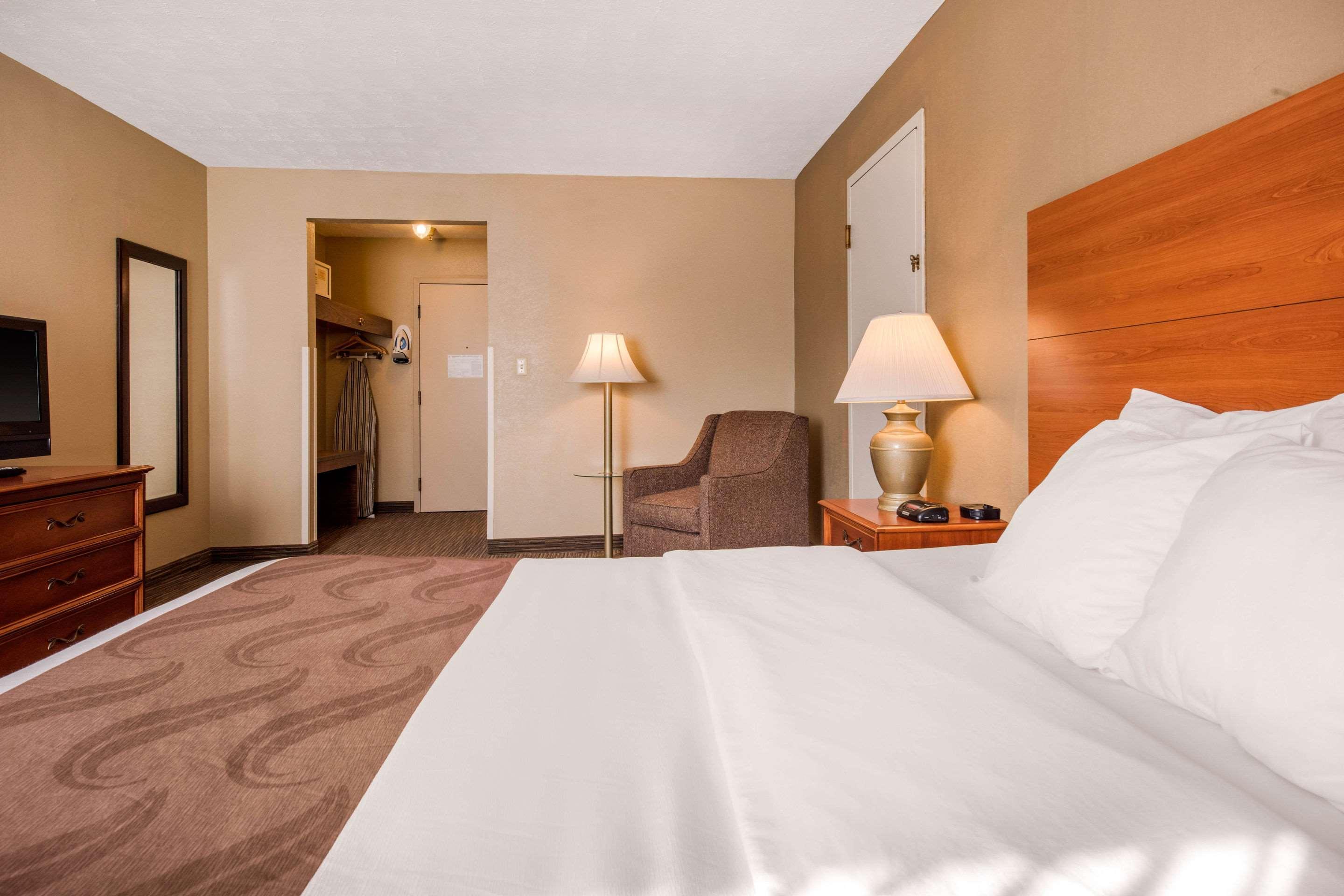 Quality Inn & Suites New Castle Exterior photo