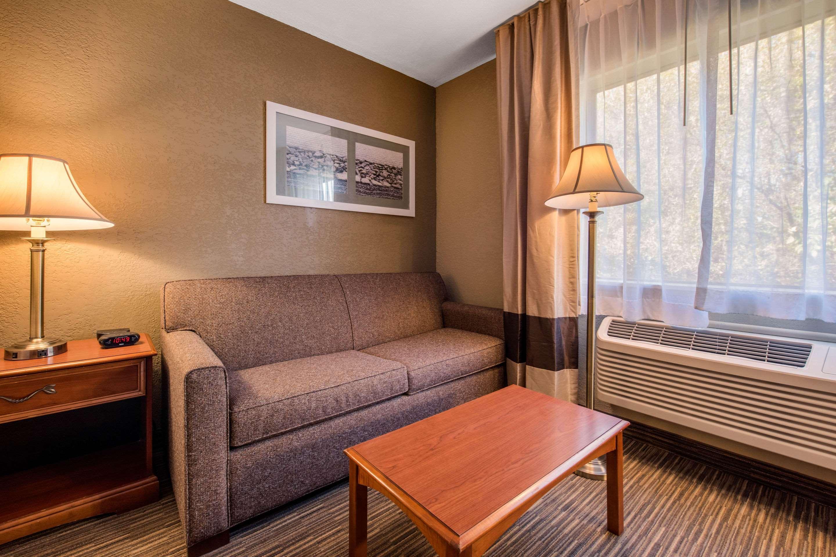 Quality Inn & Suites New Castle Exterior photo
