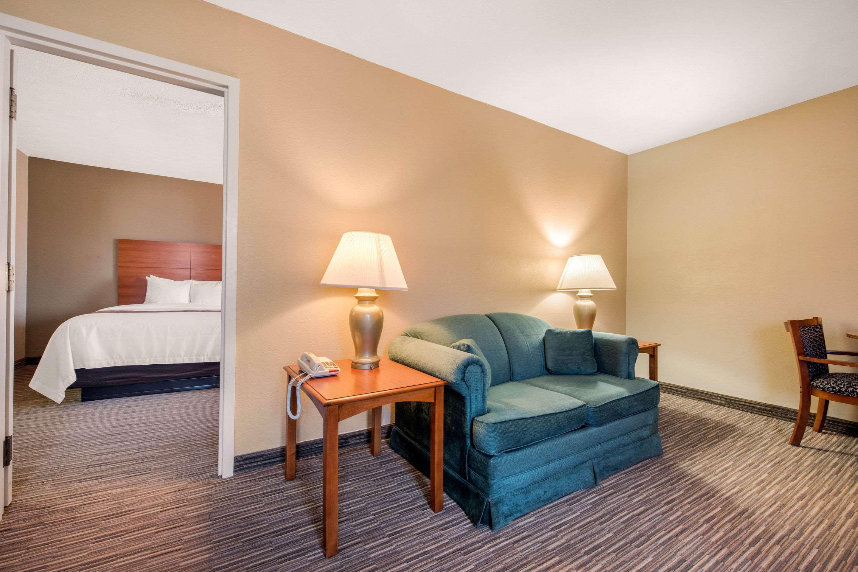 Quality Inn & Suites New Castle Exterior photo