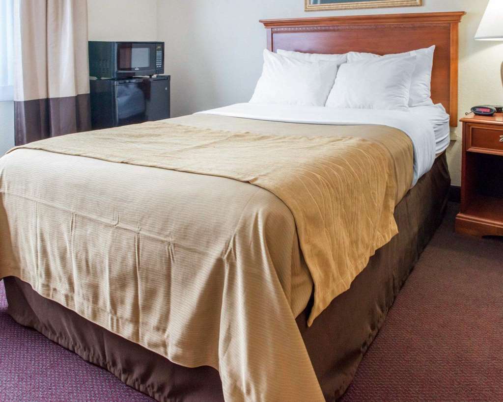 Quality Inn & Suites New Castle Room photo