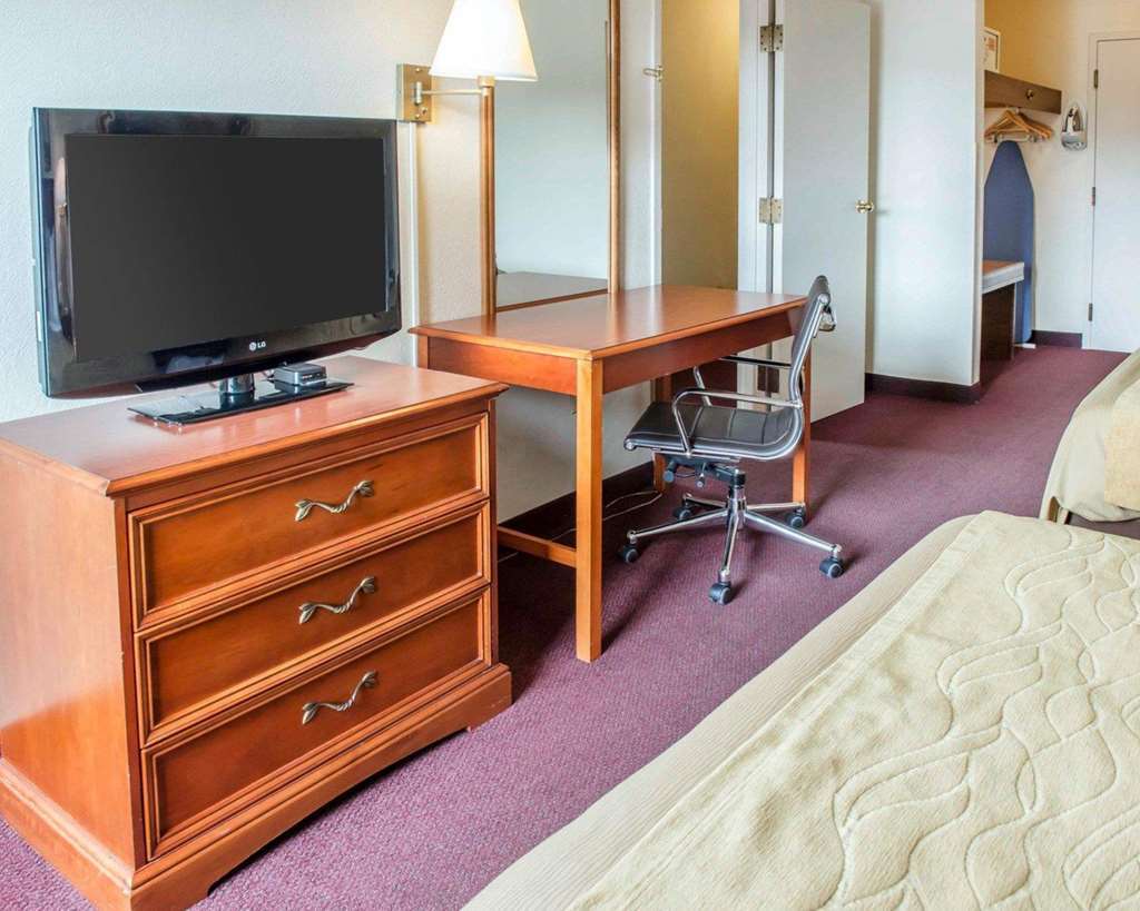 Quality Inn & Suites New Castle Room photo