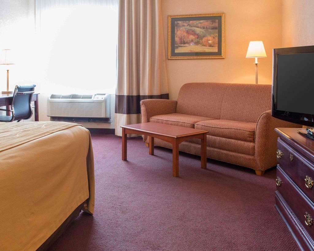 Quality Inn & Suites New Castle Room photo