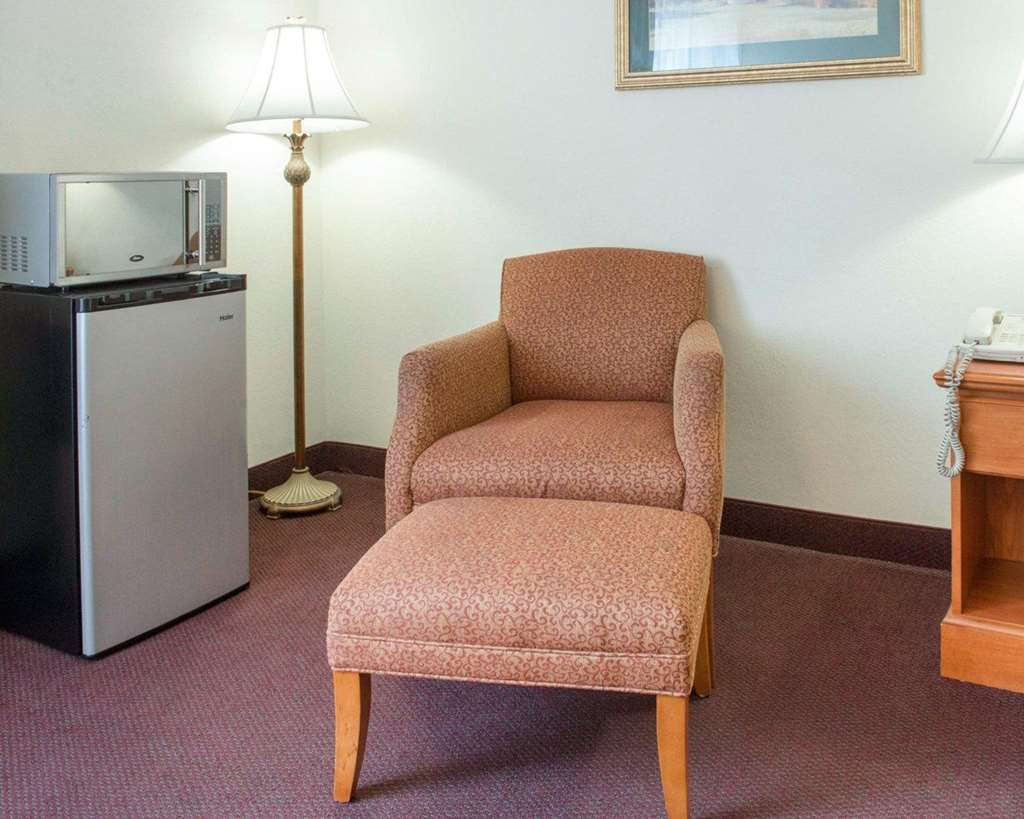 Quality Inn & Suites New Castle Room photo